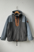 Anorak con toppa sulla destra