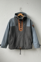 Anorak con toppa sulla destra