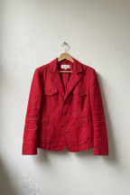 Blazer rosso su sfondo neutro