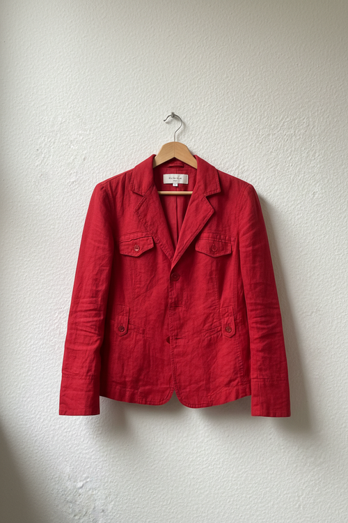 Blazer rosso su sfondo neutro