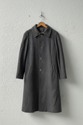 Cappotto grigio bottoni metallici su gruccia