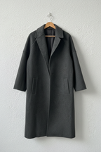Cappotto grigio lungo su gruccia
