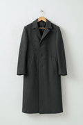 Cappotto grigio medio revers bottoni scuri su gruccia