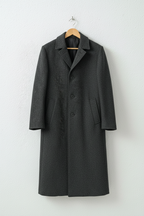 Cappotto grigio medio revers bottoni scuri su gruccia