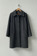 Cappotto grigio scuro bottoni metallici su gruccia