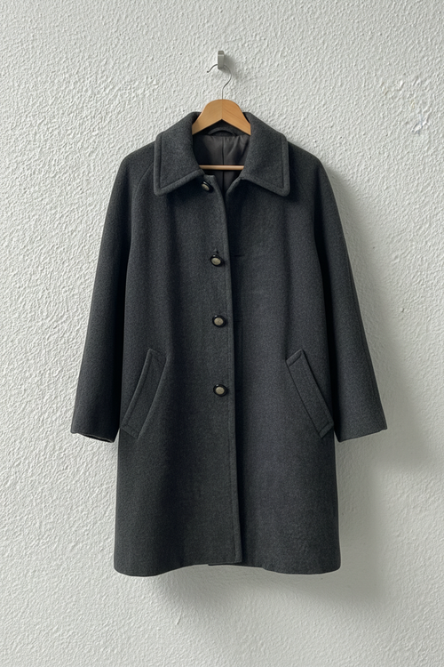 Cappotto grigio scuro bottoni metallici su gruccia