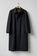 Cappotto grigio scuro minimalista su gruccia