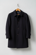 Cappotto navy colletto camicia bottoni scuri su gruccia