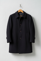 Cappotto navy colletto camicia bottoni scuri su gruccia