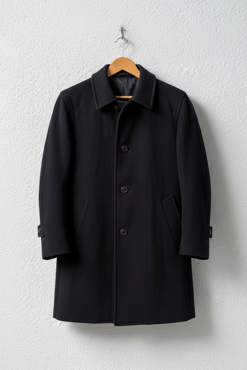 Cappotto navy colletto camicia bottoni scuri su gruccia