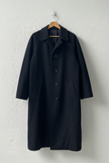 Cappotto nero bottoni metallici tasche petto su gruccia