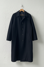 Cappotto nero bottoni metallici tasche petto su gruccia