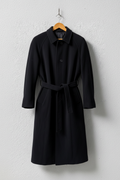 Cappotto nero cintura maniche raglan su gruccia