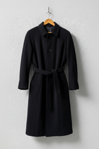 Cappotto nero cintura maniche raglan su gruccia