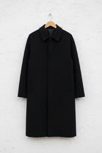 Cappotto nero raglan tre bottoni su gruccia