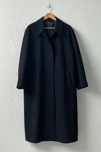 Cappotto nero revers ampi su gruccia