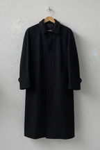 Cappotto nero uomo colletto camicia su gruccia