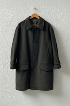 Cappotto verde militare su gruccia