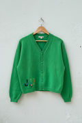 Cardigan verde su gruccia