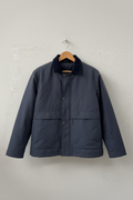 Giacca chore coat blu ardesia su gruccia sfondo neutro