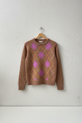 Maglione argyle su gruccia sfondo neutro