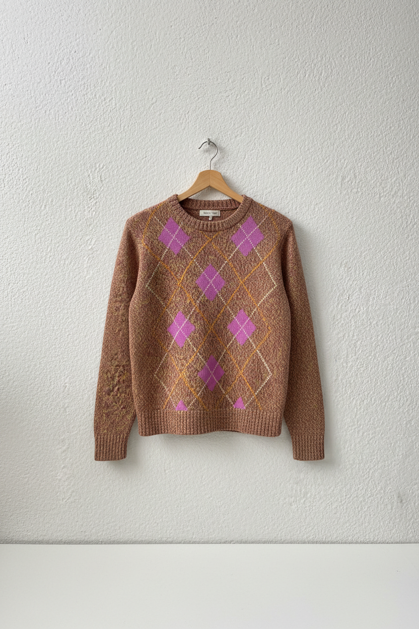 Maglione argyle su gruccia sfondo neutro