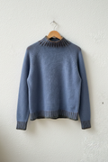 Maglione blu grigio su gruccia