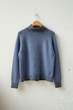 Maglione blu grigio su gruccia