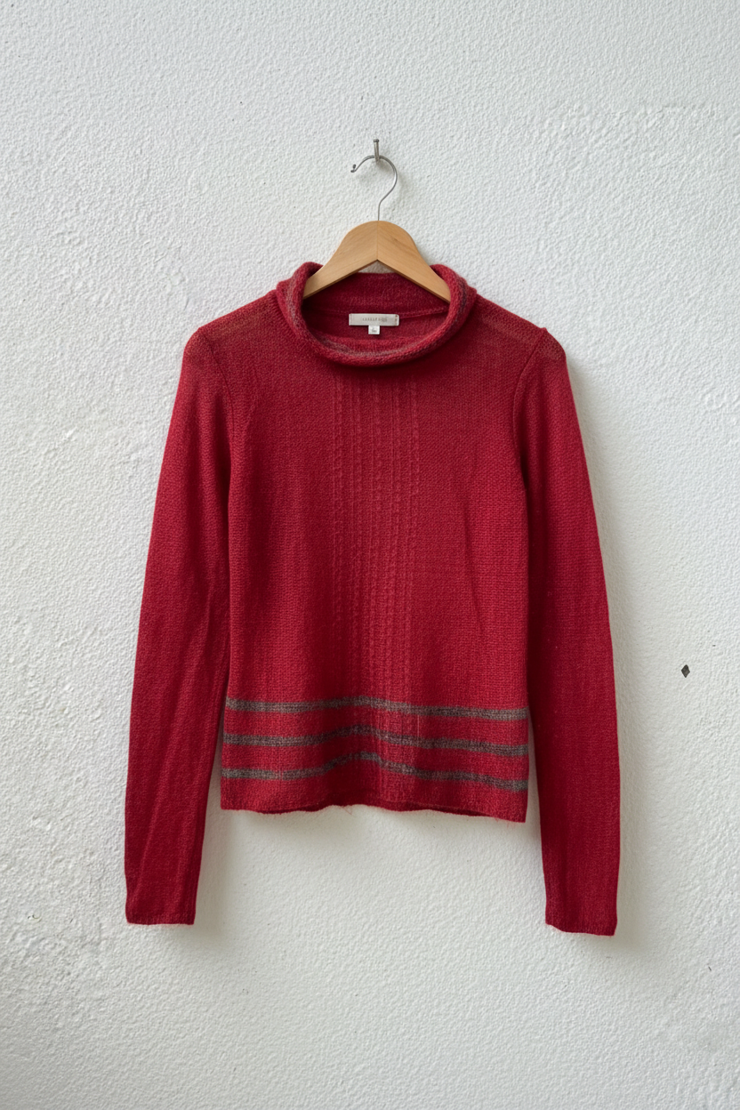 Maglione rosso su gruccia