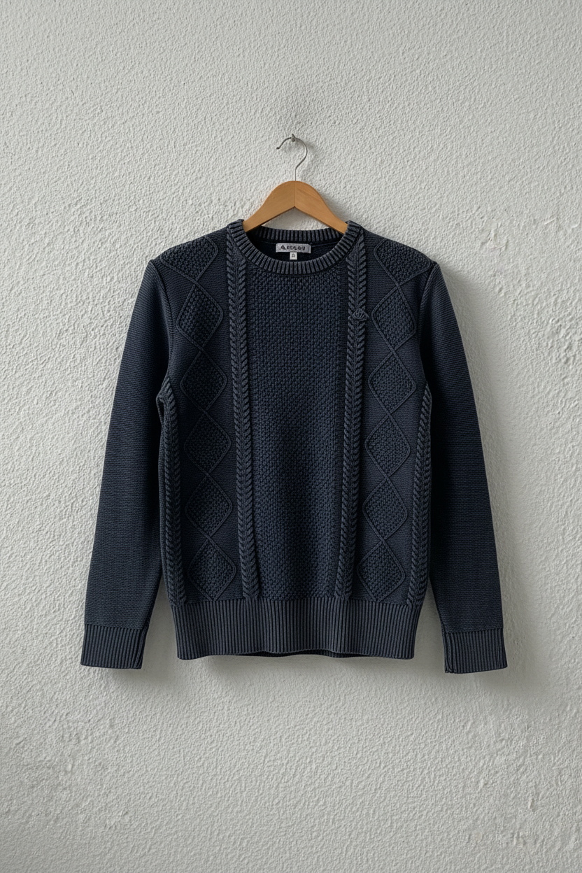 Maglione su gruccia sfondo neutro