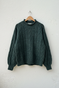 Maglione verde scuro su gruccia